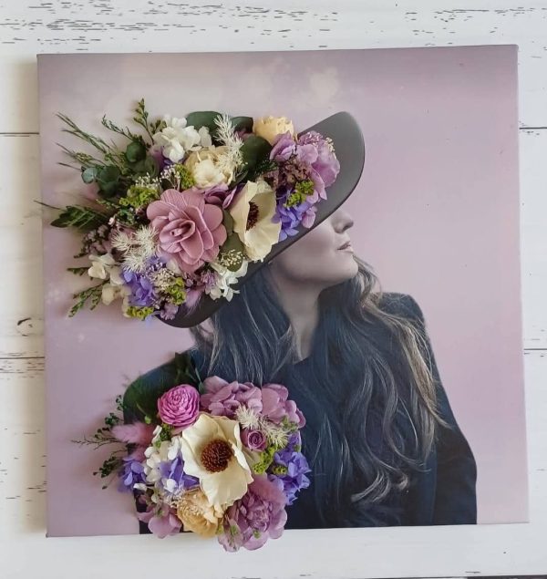 Misterioasa doamna - dimensiune 40x40 cm, paleta de culori si florile pot sa difere. Pret_ 300 ron_ Tablou decorativ „Doamna Misterioasă” dupa o poza reala – Aranjament floral(40x40 cm)