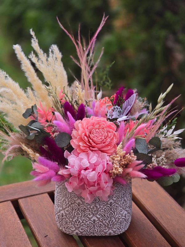 Primăvară în roz – Aranjament cu flori naturale criogenate în vas ceramic