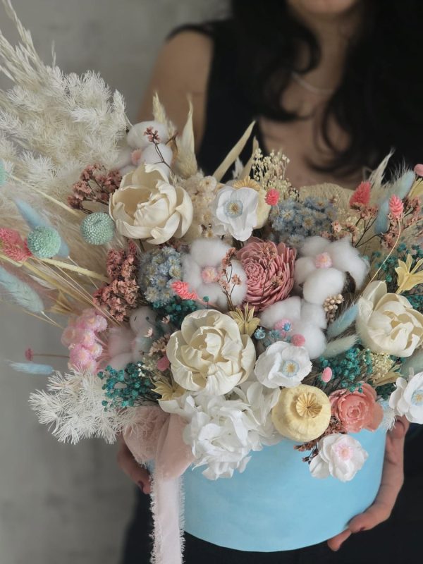 aranjament-pastel-cutie-jay-flowers Aranjament floral „Cotton Sky” în cutie bleu