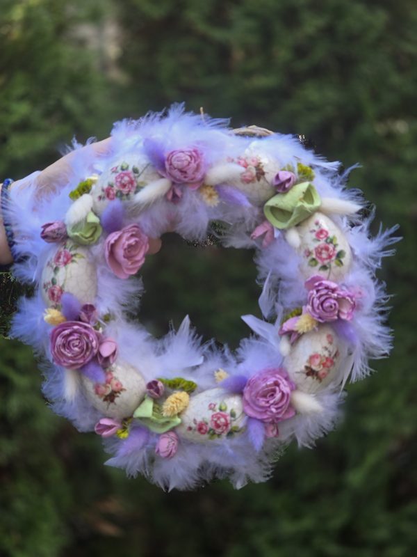 coronita-usa-paste-jay-flowers Coroniță de Paște „Lavender Dreams” – decor de ușă cu ouă artizanale și pene delicate