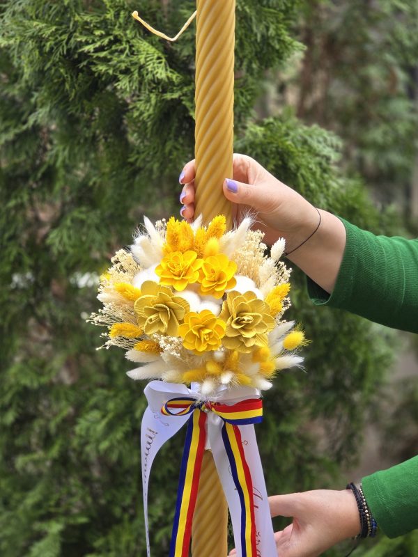Lumânare de Înviere „Solară” din ceară naturală plină, spiralată, decorată manual cu flori galbene și tricolor