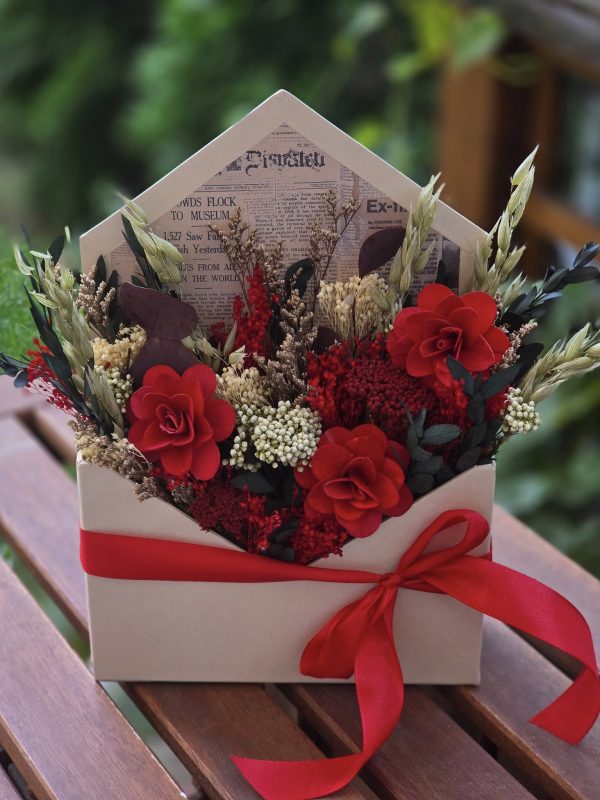 Plic cu flori in nuante de rosu