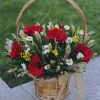 Aranjament floral „Camp cu maci” în coș de răchită