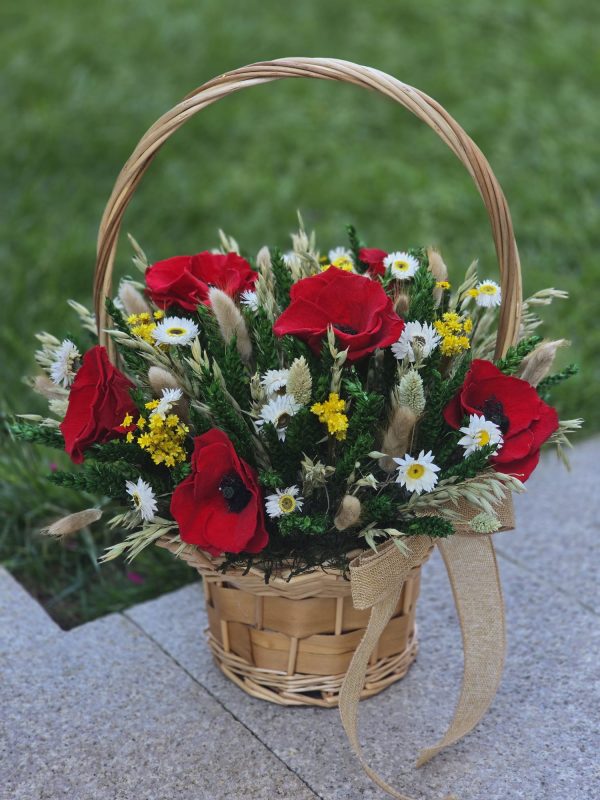 Aranjament floral „Camp cu maci” în coș de răchită