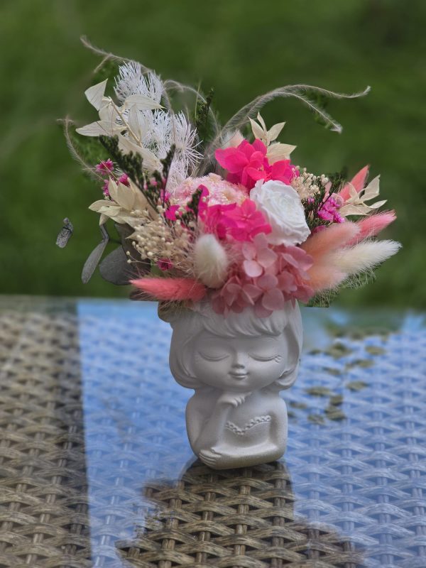 aranjament floral in vas statueta fetita